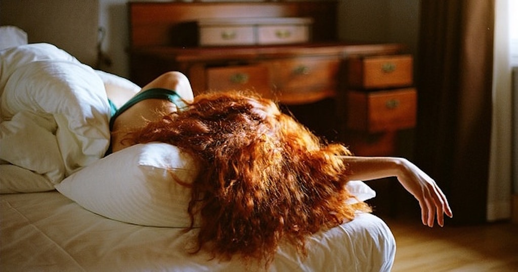 Загорелая милфа с рыжими волосами делает минет массажисту лежа на спине