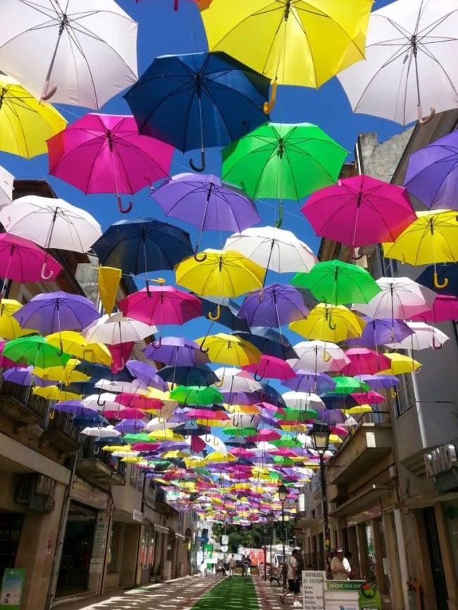 7566060-R3L8T8D-650-umbrella-sky-project-2014-agueda-portugal