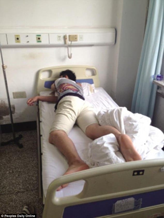 371D640600000578-3734873-Wang_after_the_operation_at_the_Shenyang_Hunnan_Xinqu_Hospital_w-a-70_1470929035130