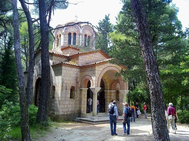 edo tha tafei o teos vasilias konstantinos o paratimenos tafos i eikona egkataleipsis poioi einai thammenoi dipla 8