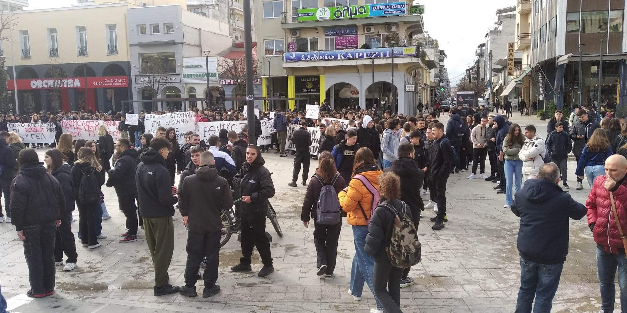 Με λυγμούς η μεγάλη μαθητική κινητοποίηση στην Καρδίτσα – Στο Σιδηροδρομικό Σταθμό η μάνα του νεκρού Βάιου Βλάχου