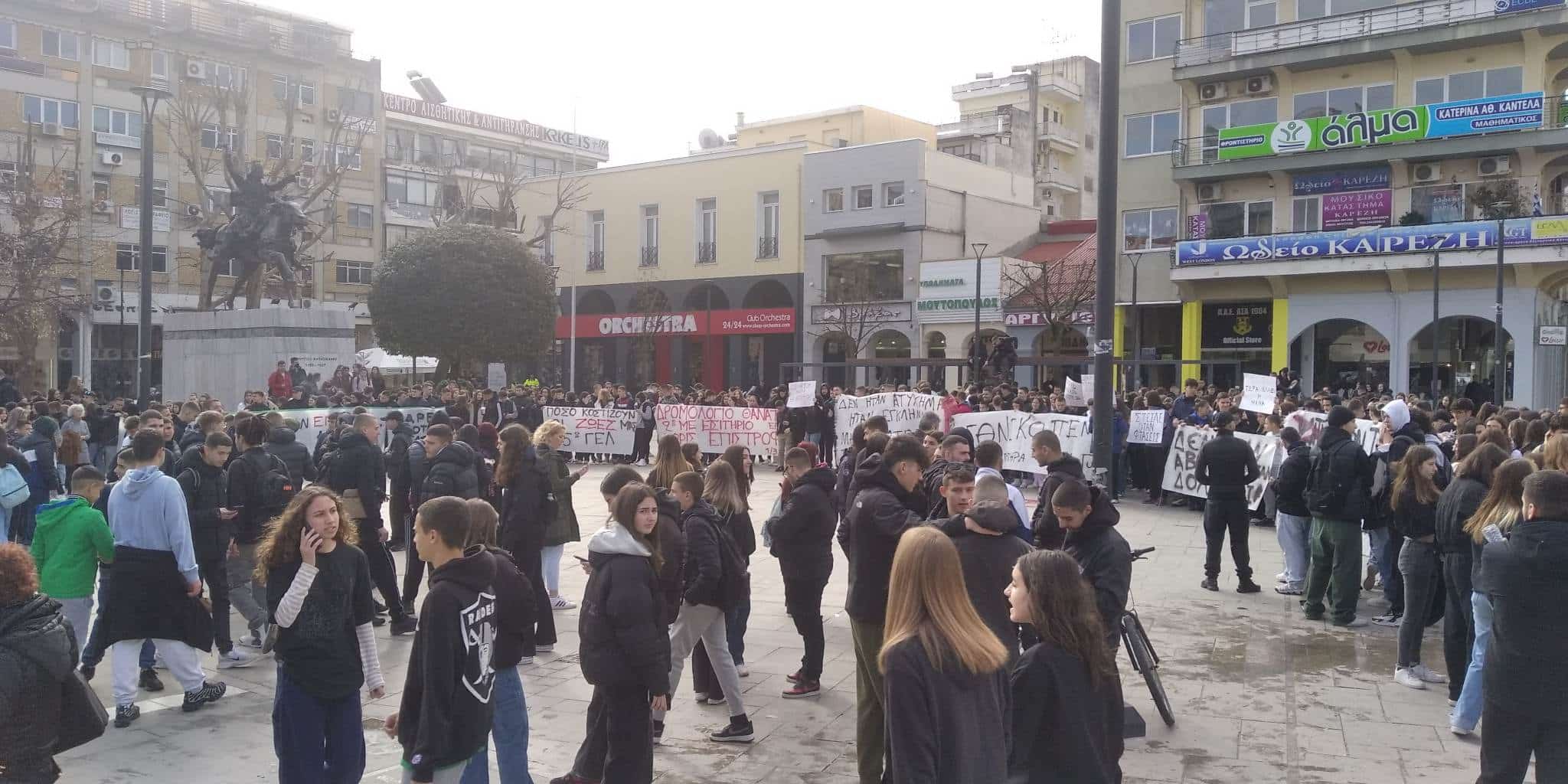 Με λυγμούς η μεγάλη μαθητική κινητοποίηση στην Καρδίτσα – Στο Σιδηροδρομικό Σταθμό η μάνα του νεκρού Βάιου Βλάχου