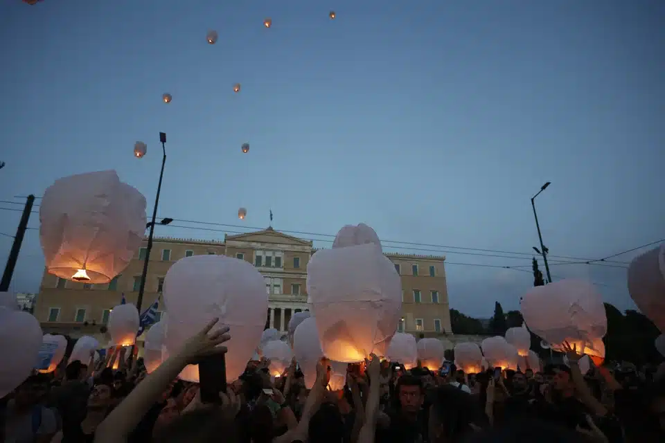 fanarakia sygkentrosi syntagma gia polynekro navagio stin pylo 01.jpg