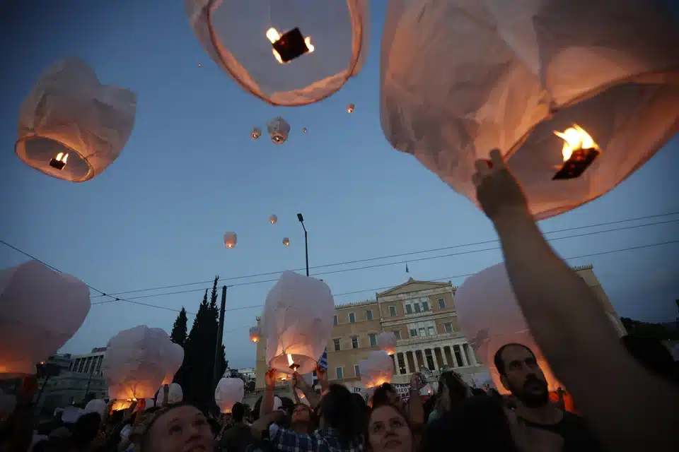 fanarakia sygkentrosi syntagma gia polynekro navagio stin pylo 02.jpg