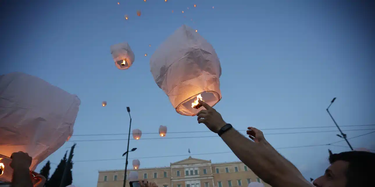 fanarakia sygkentrosi syntagma gia polynekro navagio stin pylo.jpg