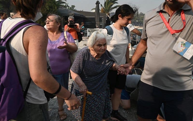 Φωτιά στον Βόλο: Εγκατέλειψαν τα σπίτια τους και φεύγουν δια θαλάσσης - Σπαρακτικές εικόνες με ηλικιωμένους, μητέρες και παιδιά που τρέχουν να σωθούν (φωτο)