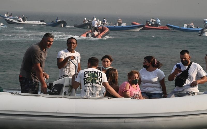 Φωτιά στον Βόλο: Εγκατέλειψαν τα σπίτια τους και φεύγουν δια θαλάσσης - Σπαρακτικές εικόνες με ηλικιωμένους, μητέρες και παιδιά που τρέχουν να σωθούν (φωτο)