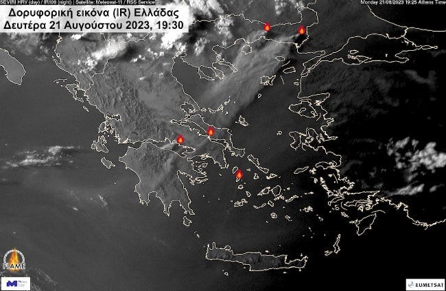 Οι φωτιές κάλυψαν με καπνό την Ελλάδα 