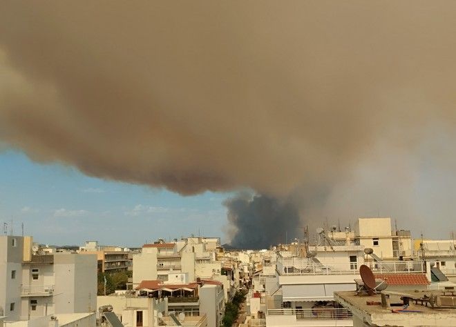 Η φωτιά όπως φαίνεται απ' το κέντρο της πόλης