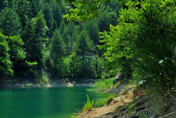 Η πανέμορφη λίμνη 2,5 ώρες από την Αθήνα ..όπου κρύβει «θαμμένο» ένα ολόκληρο χωριό