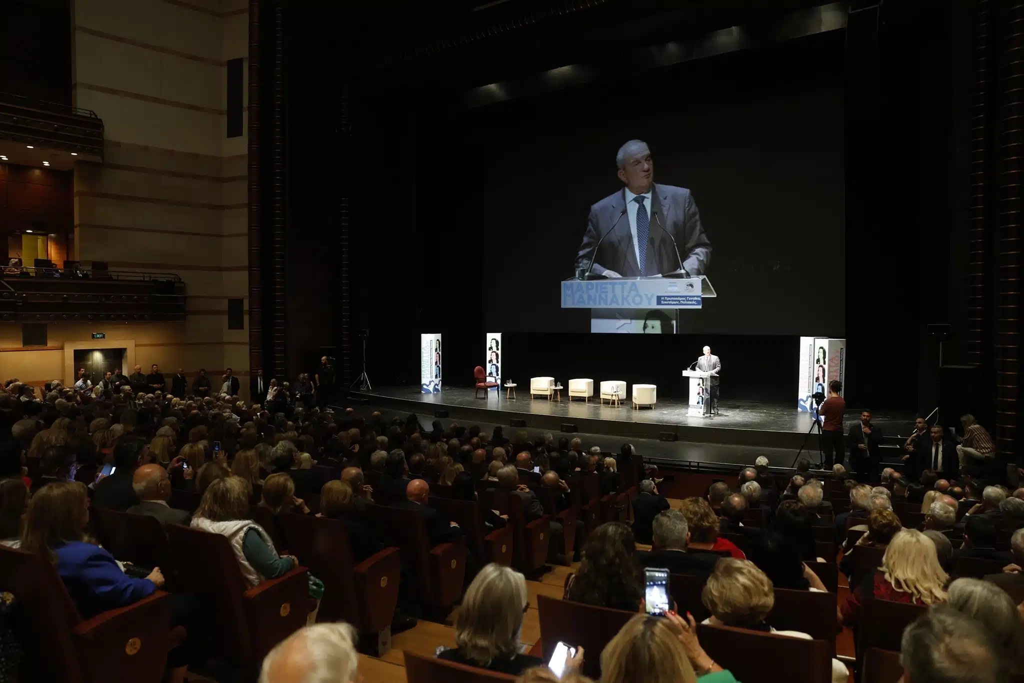 Αλίκη Καραμανλή: Μια κούκλα σε εκδήλωση μαζί με τον αδελφό της Αλέξανδρο Καραμανλή και τους γονείς τους