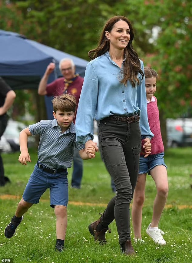 82580805 13465383 kate with louis and charlotte in may 2023 as they helped renovat a 66 1716858831469