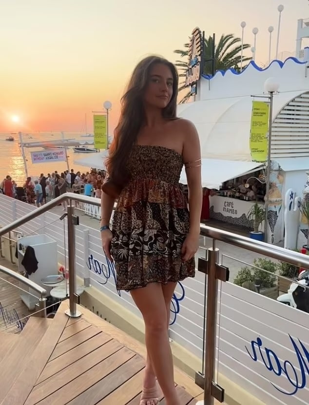 88773449 13765741 emma ramsay from hamilton was on holiday with friends in the par a 77 1724278888905